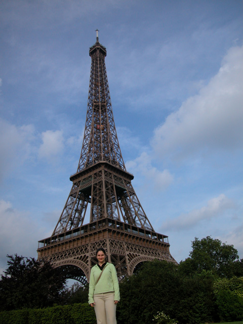 Lea in front of the Eiffel Tower